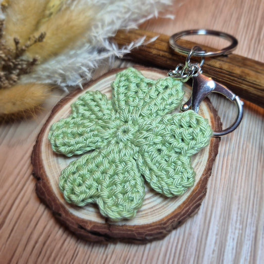 Porte-clés trèfle vert au crochet – création artisanale par Chat’Crochette