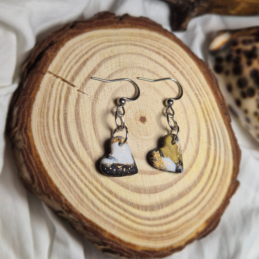 Boucles d’oreilles marbrées noir, or et blanc avec feuille d’or (support en couleur argent)