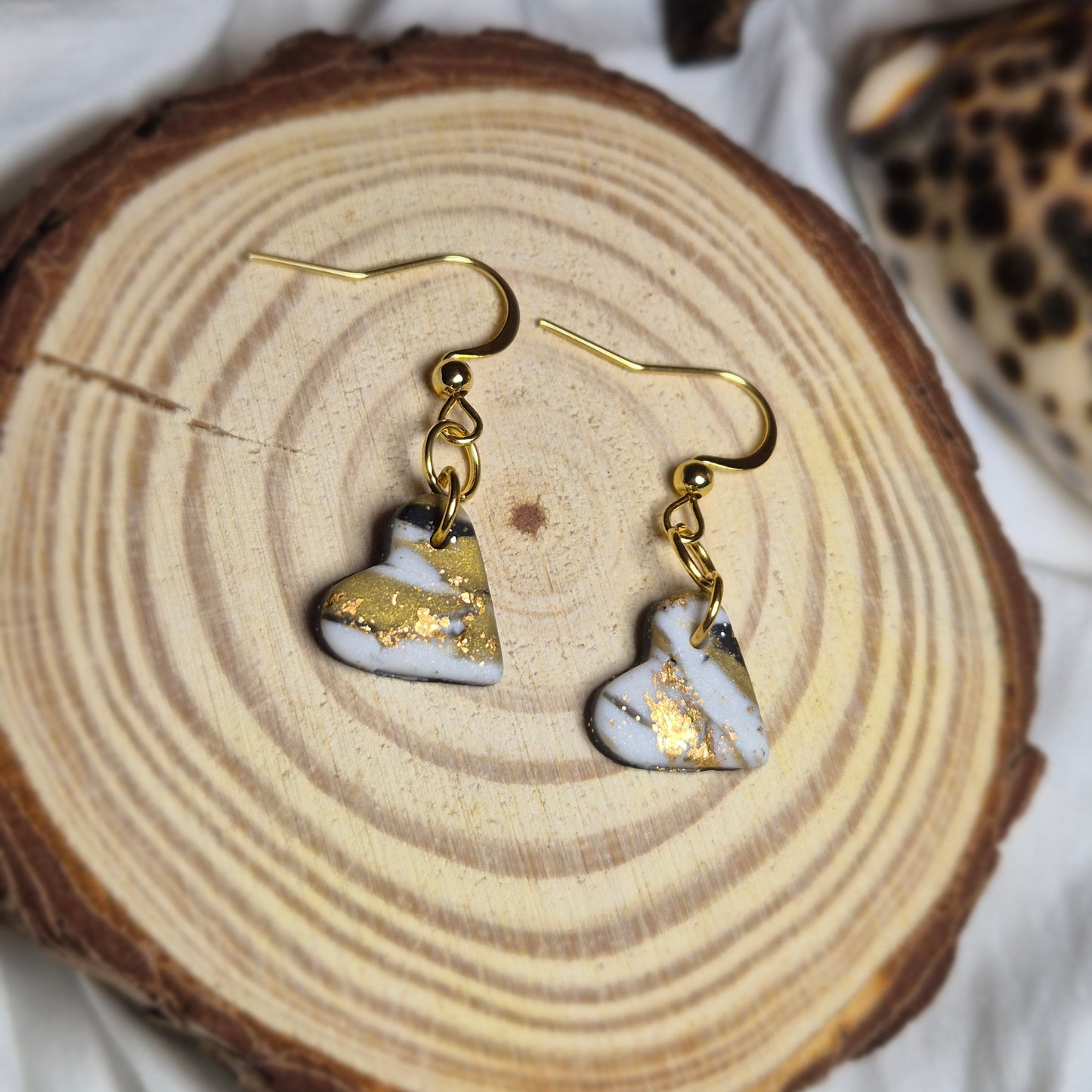 Boucles d’oreilles marbrées noir, or et blanc avec feuille d’or (support en couleur or)