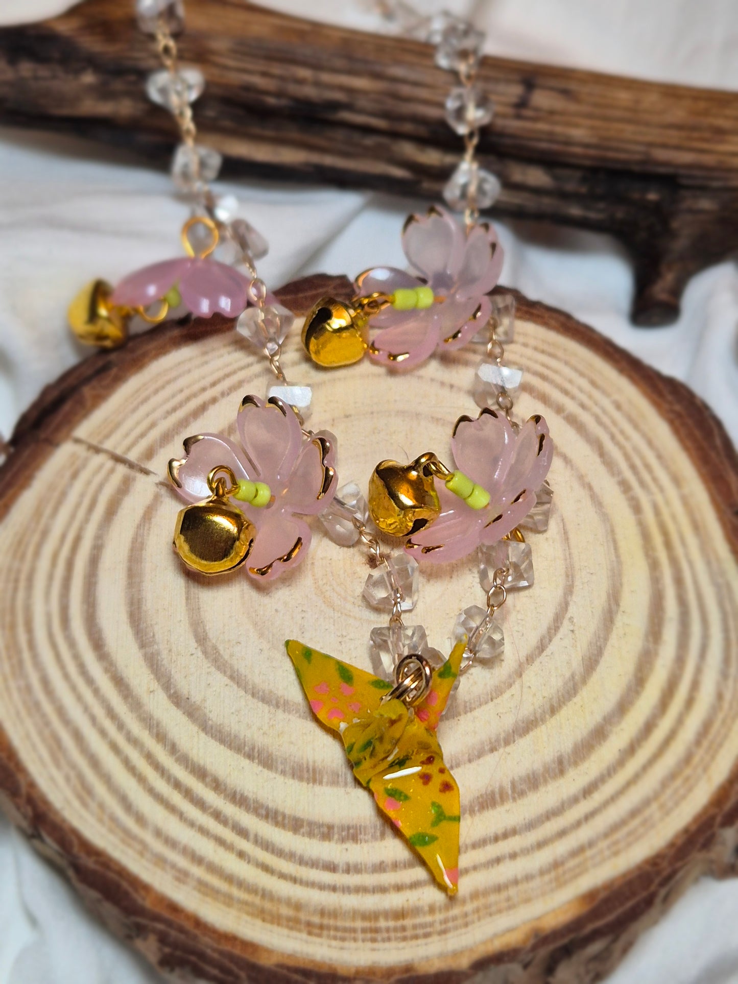 Collier grue en origami avec fleurs de sakura et grelots