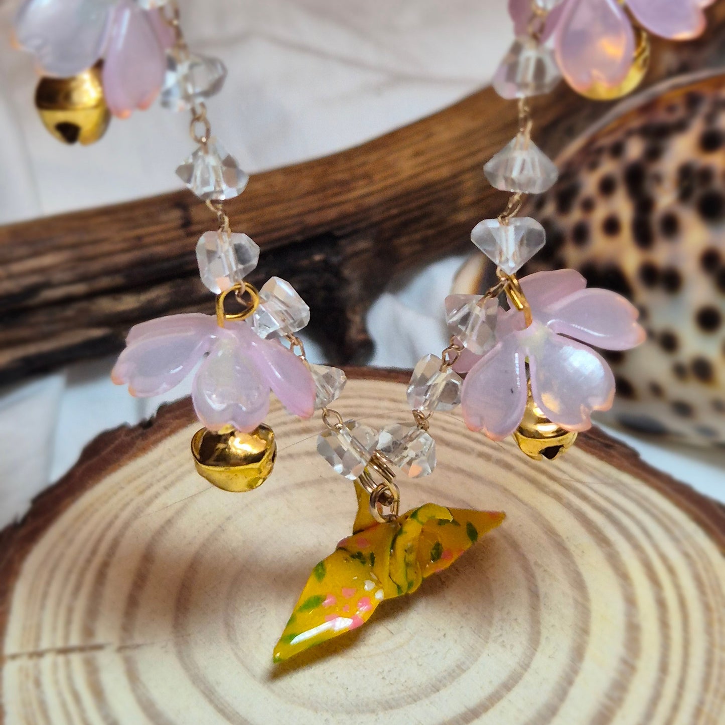 Collier grue en origami avec fleurs de sakura et grelots