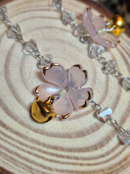 Collier grue en origami avec fleurs de sakura et grelots