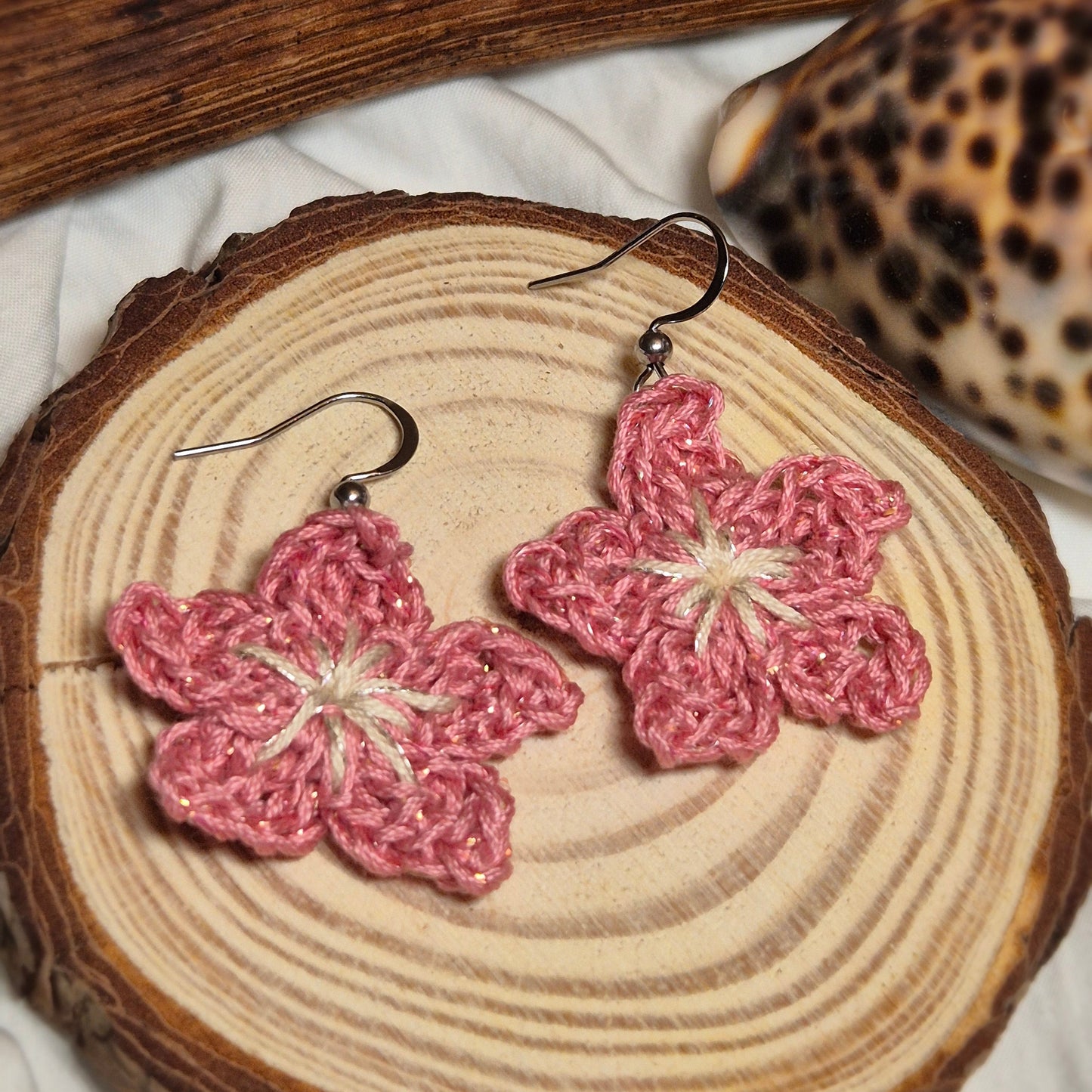Boucles d’oreilles Sakura en crochet – Collaboration Chat’Crochette