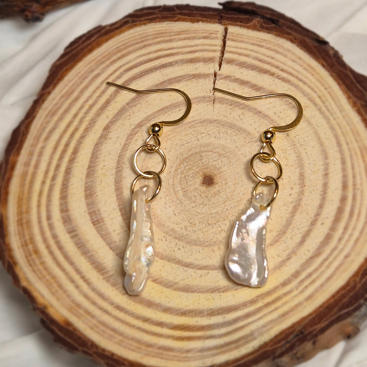 Perles baroques d’eau douce (support en couleur or)