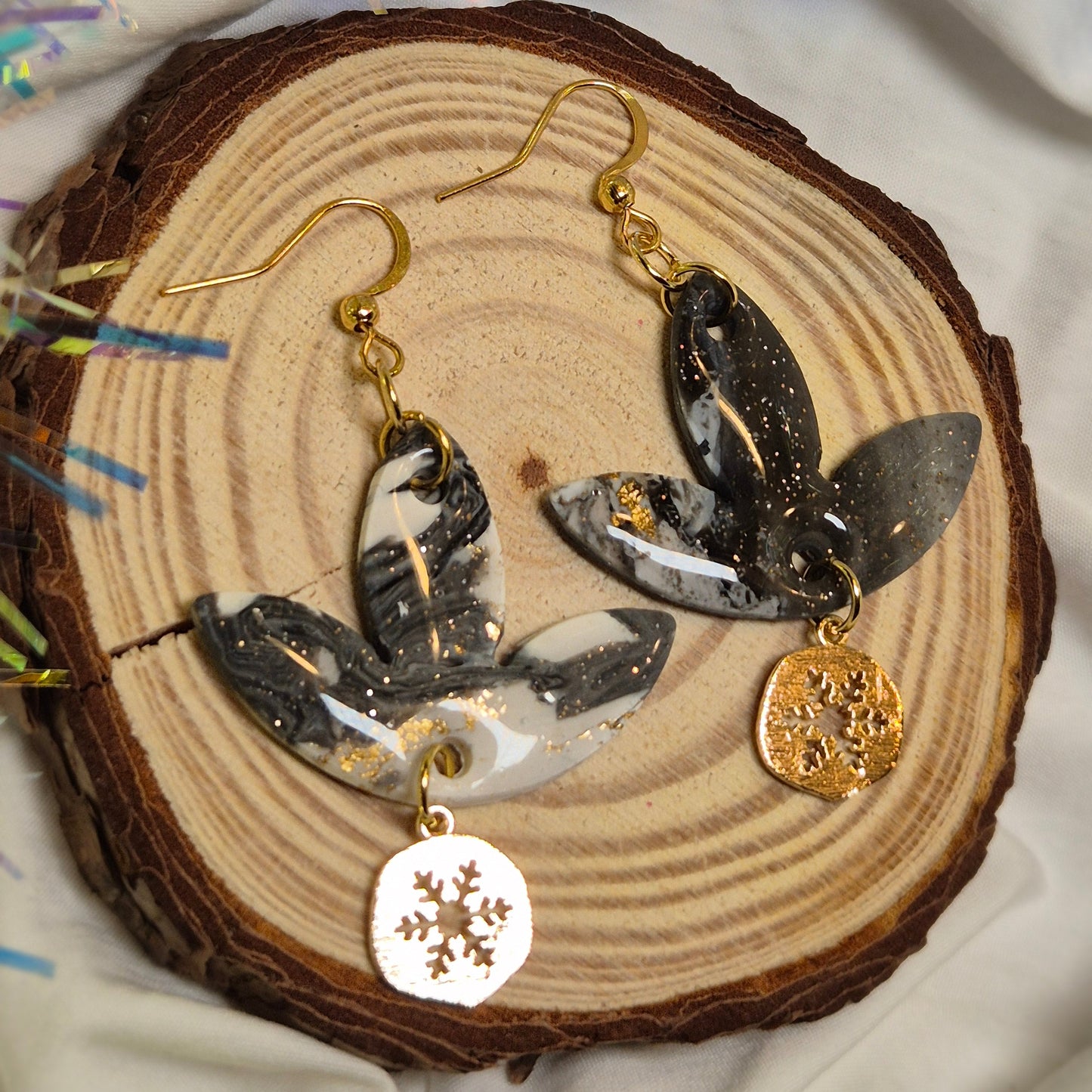 Boucles d’oreilles Effet Marbré Noir, Blanc et Feuille d’Or