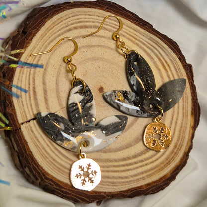 Boucles d’oreilles Effet Marbré Noir, Blanc et Feuille d’Or