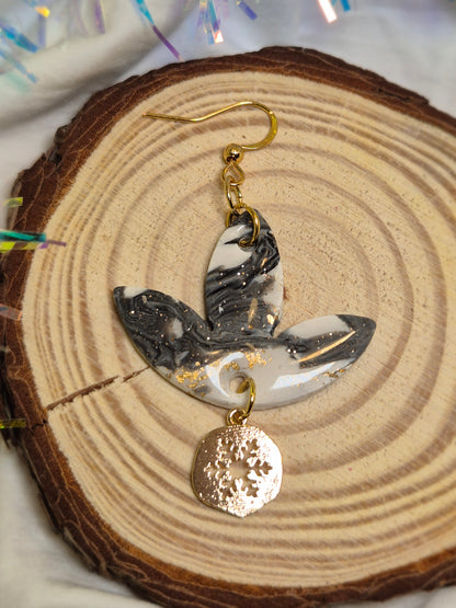 Boucles d’oreilles Effet Marbré Noir, Blanc et Feuille d’Or