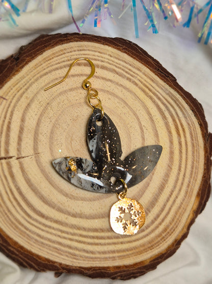 Boucles d’oreilles Effet Marbré Noir, Blanc et Feuille d’Or