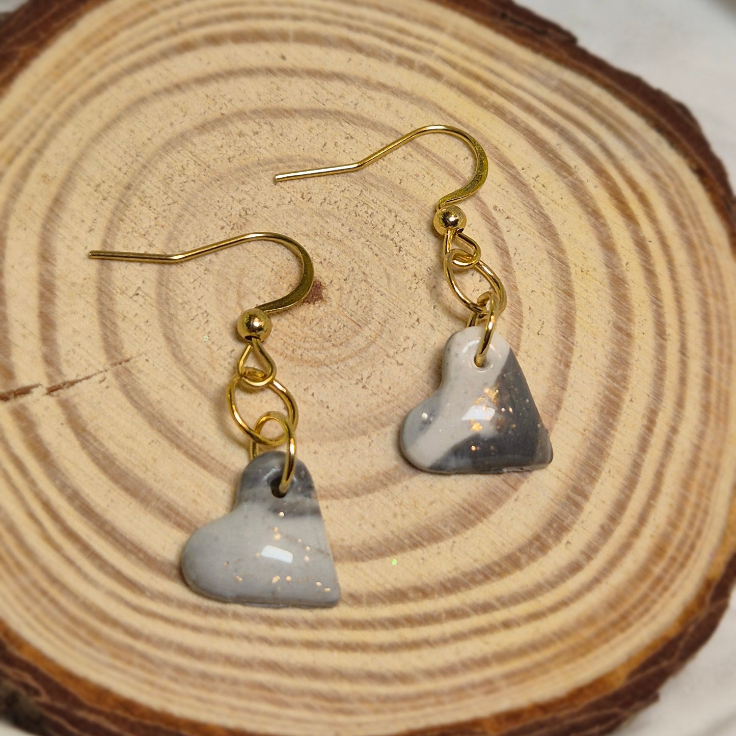 Boucles d’oreilles cœur Effet Marbré Noir, Blanc et Feuille d’Or