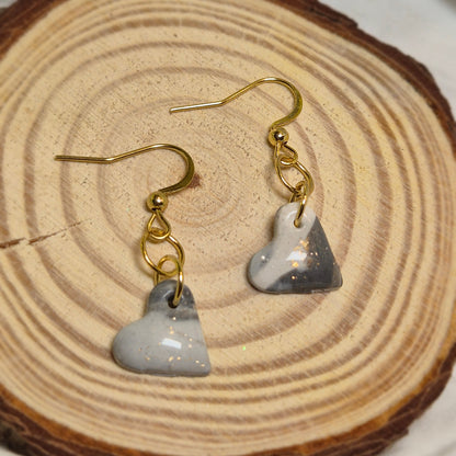 Boucles d’oreilles cœur Effet Marbré Noir, Blanc et Feuille d’Or