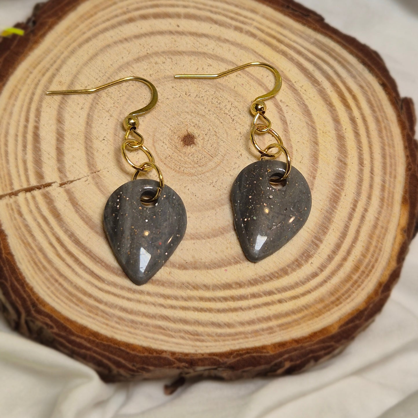 Boucles d’oreilles Gouttes grise avec feuille d'or