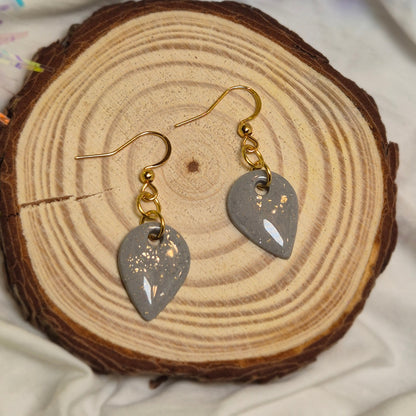 Boucles d’oreilles Gouttes grise claire avec feuille d'or
