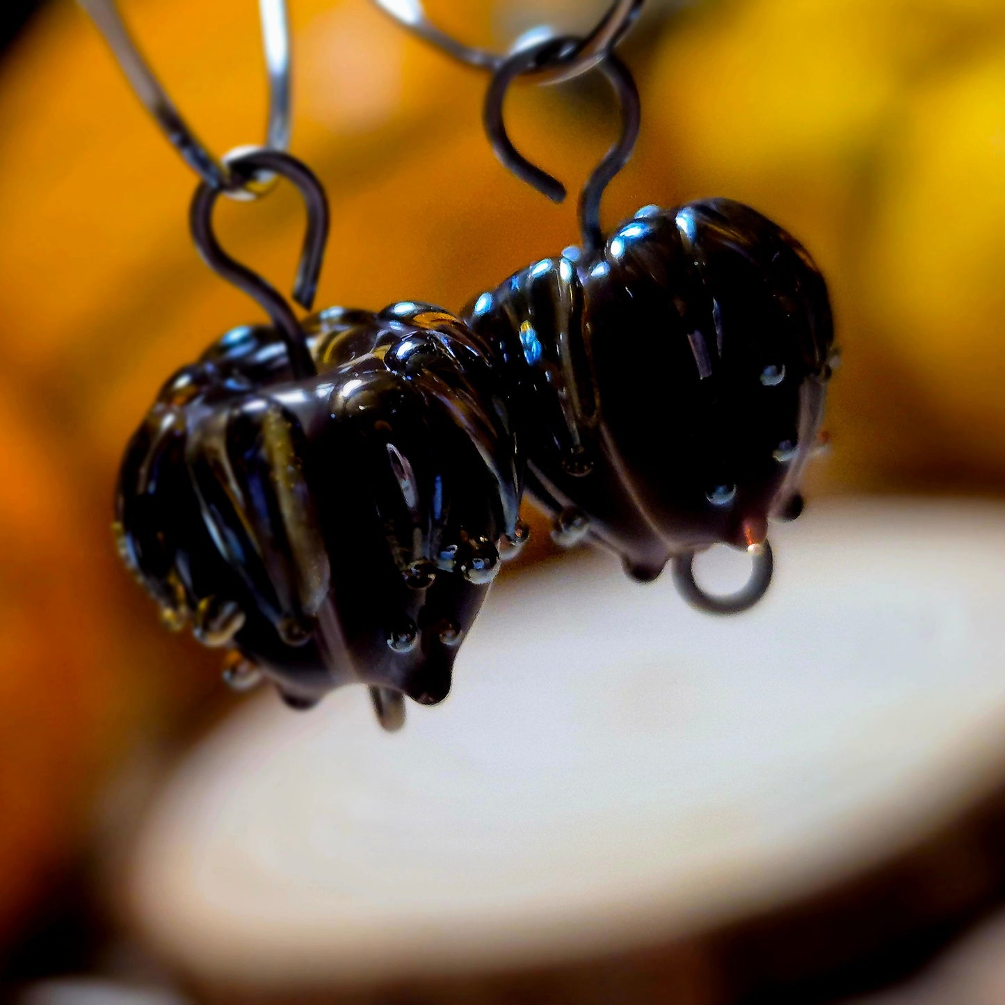 Boucles d’oreilles créoles – Roses en verre