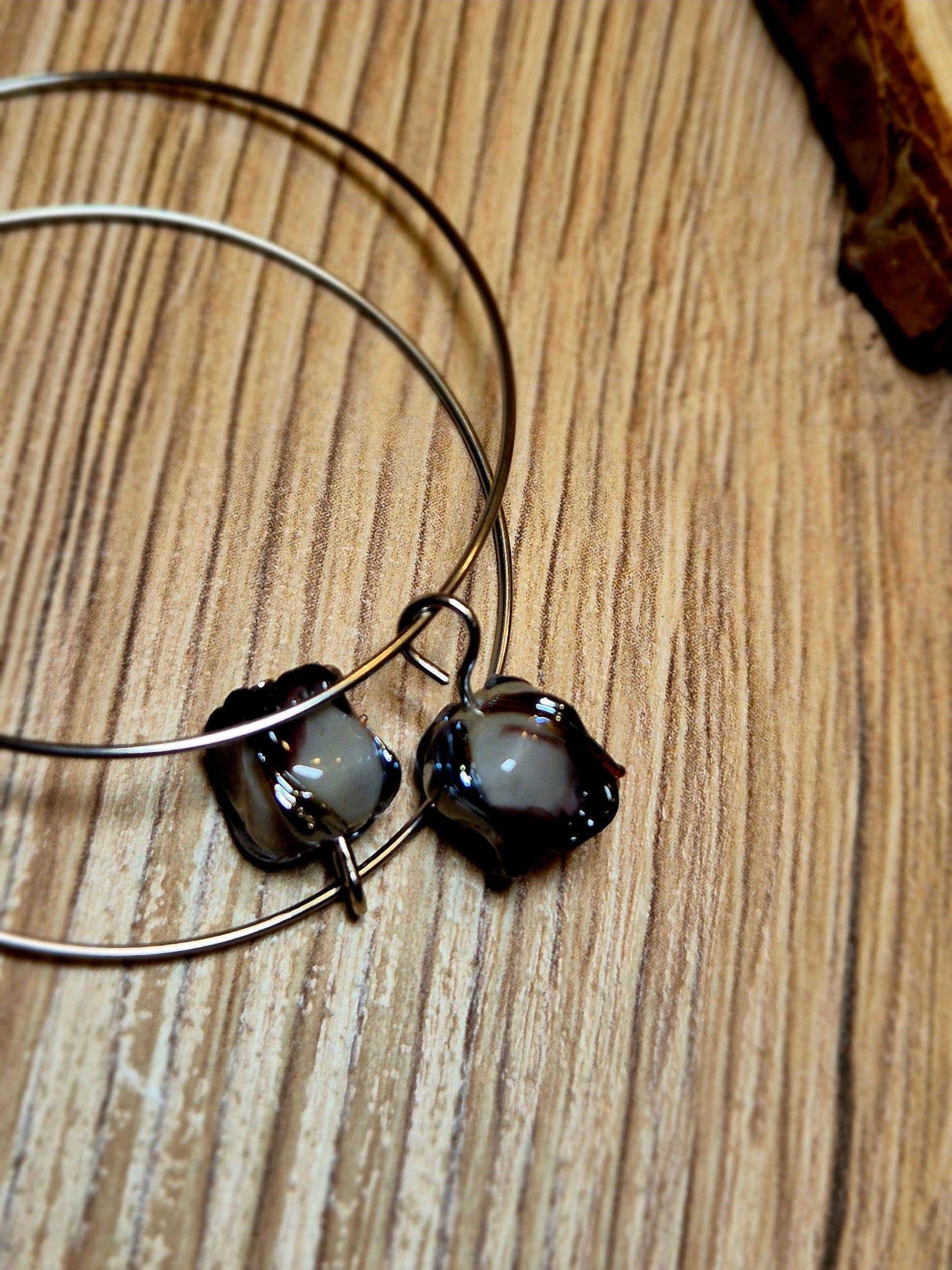 Boucles d’oreilles créoles – Roses en verre