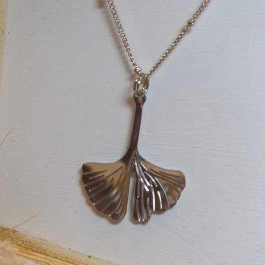 Collier feuille en acier inoxydable – pendentif nature élégant