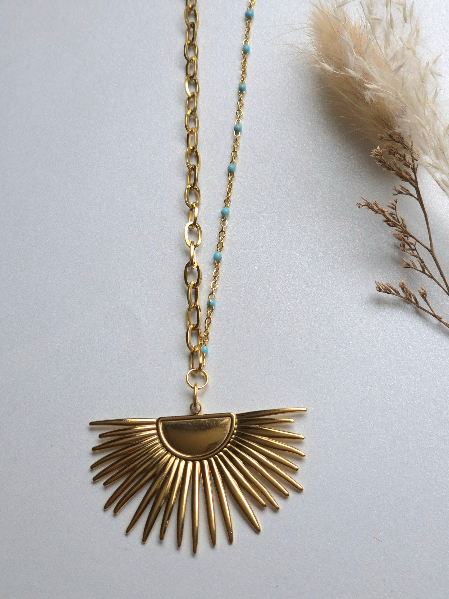 Parure dorée en acier inoxydable – Collier soleil, chaîne de dos et boucles dépareillées