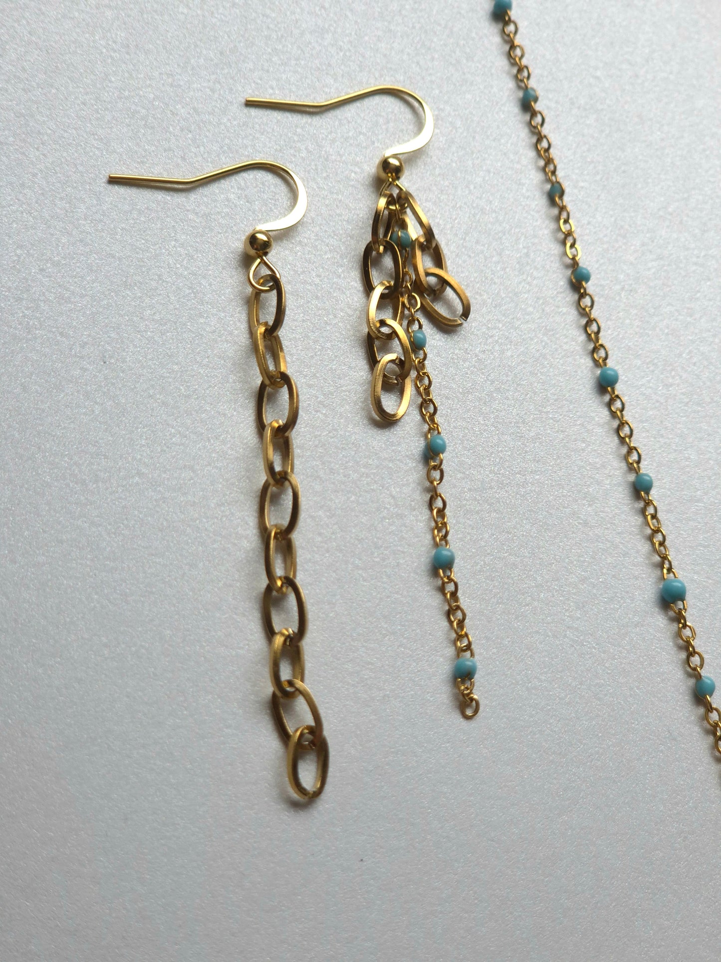 Parure dorée en acier inoxydable – Collier soleil, chaîne de dos et boucles dépareillées