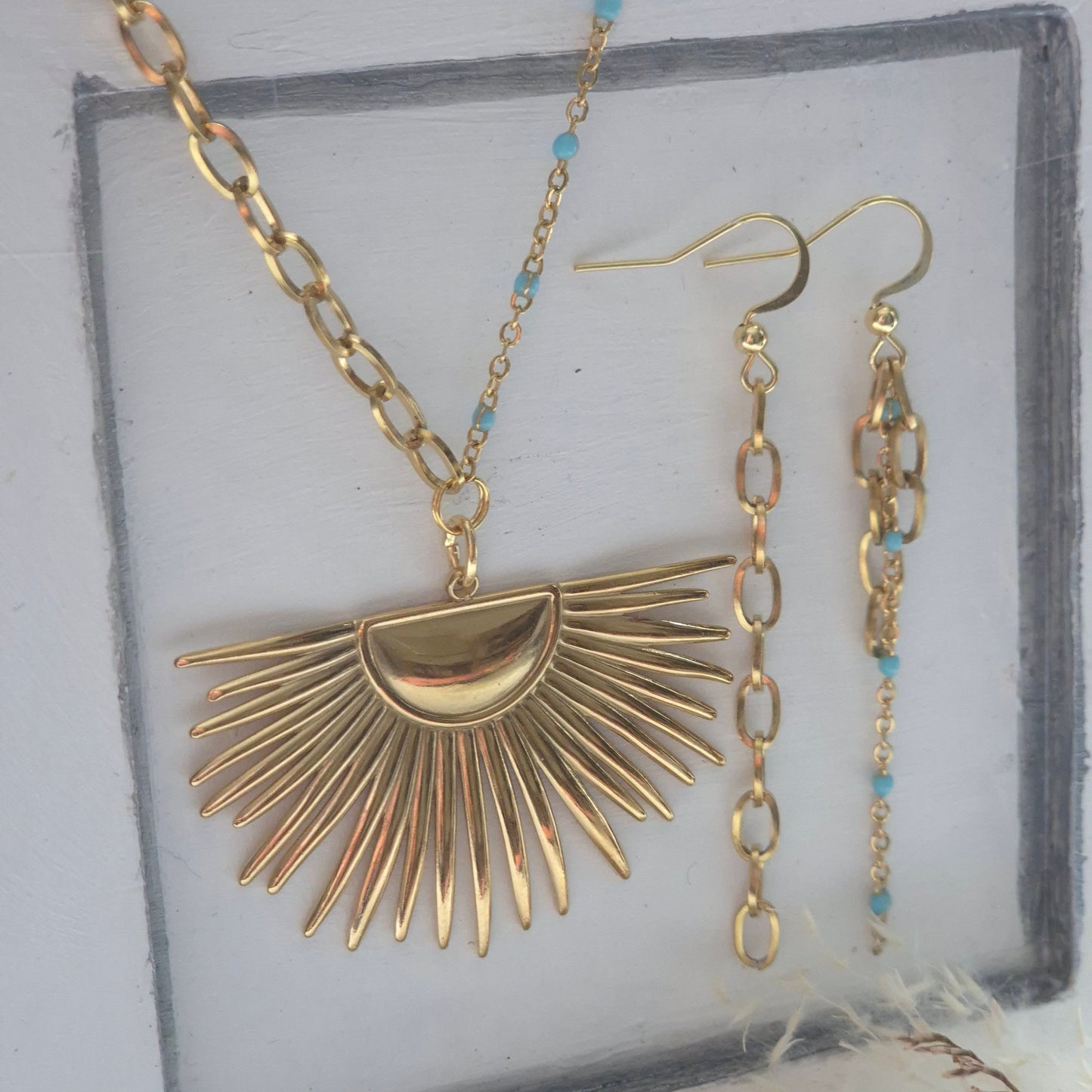 Parure dorée en acier inoxydable – Collier soleil, chaîne de dos et boucles dépareillées