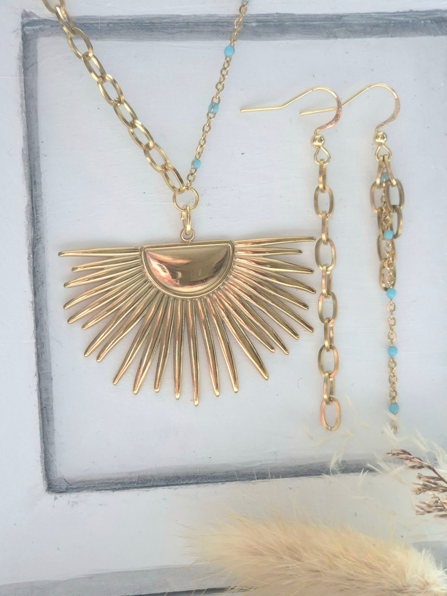 Parure dorée en acier inoxydable – Collier soleil, chaîne de dos et boucles dépareillées