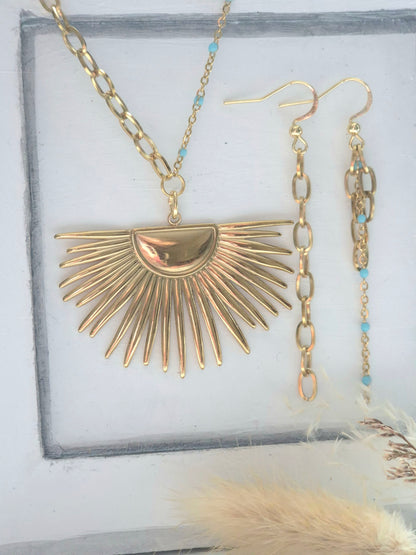 Parure dorée en acier inoxydable – Collier soleil, chaîne de dos et boucles dépareillées