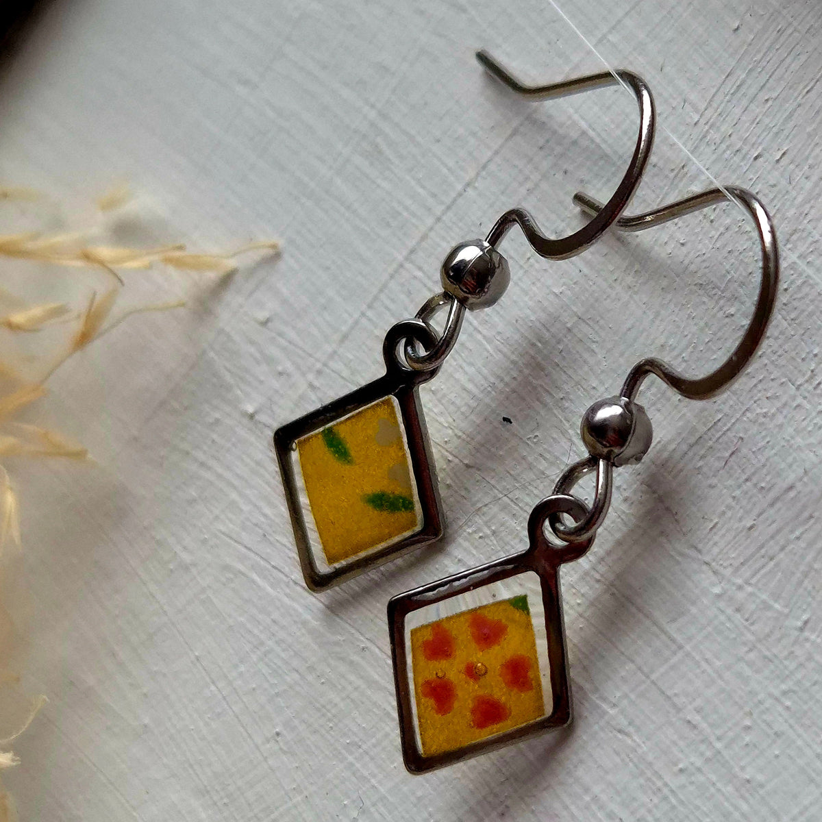 Mini Boucles Losange « Kakera » – Fragments de Papier Washi Japonais